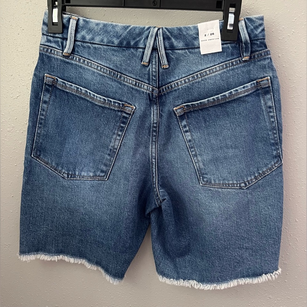 Good American Good 90's Icon Bermuda Shorts in Indigo Size 2 New - Picture 2 of 7